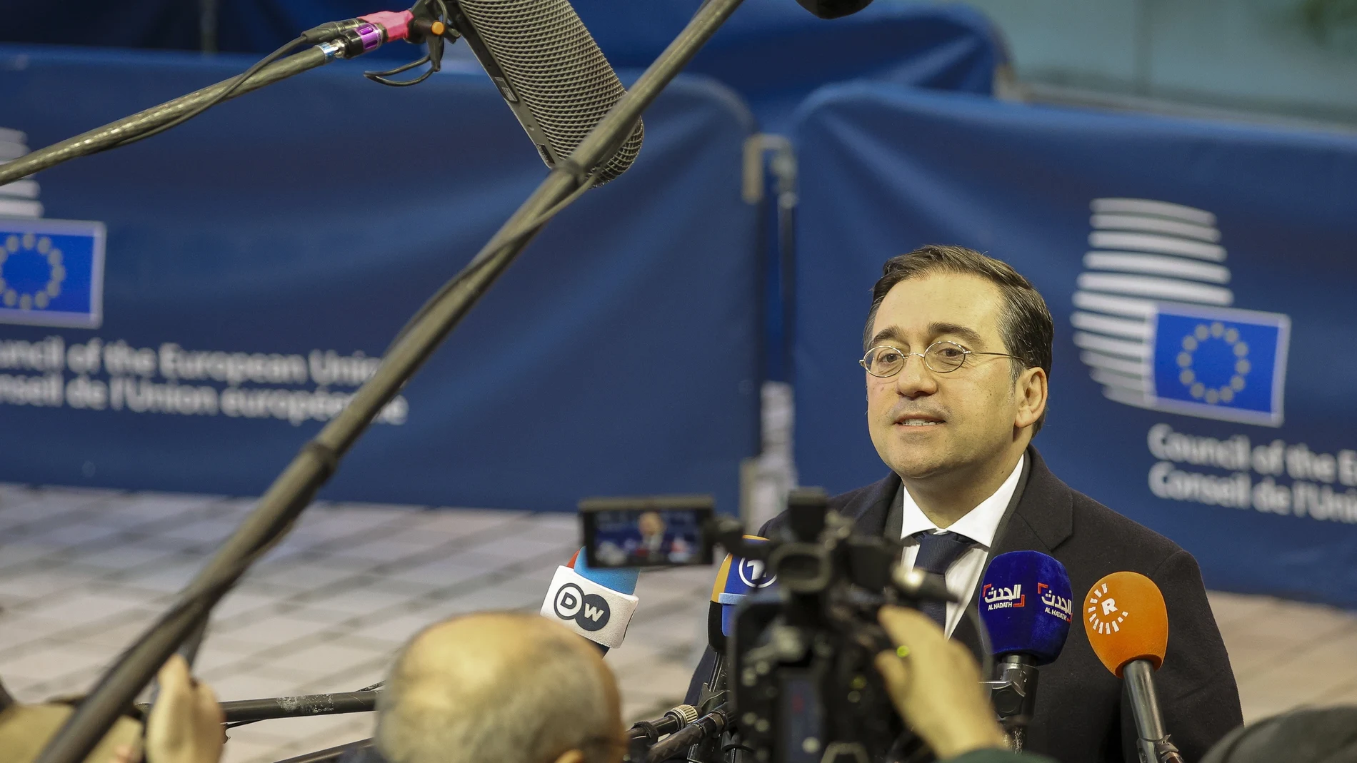 Luxembourg (Luxembourg), 23/10/2023.- Spains's acting Minister of Foreign Affairs, European Union and Cooperation, Jose Manuel Albares speaks to media prior to the Foreign Affairs Council meeting in Luxembourg, 23 October 2023. The Council will hold a discussion on the Russian aggression against Ukraine and exchange views on the situation in Israel and in the region. (Luxemburgo, Rusia, España, Ucrania, Luxemburgo) EFE/EPA/JULIEN WARNAND