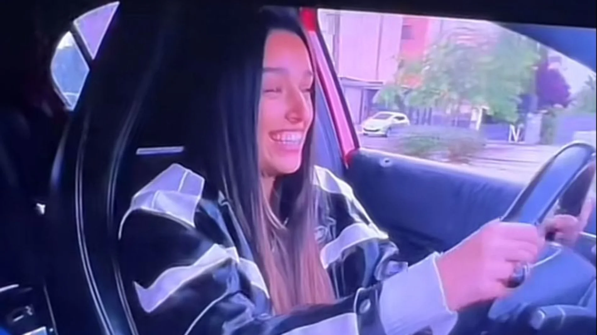 Marta Díaz al volante: un vistazo a las lecciones de conducción en su documental