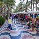 Imagen del mosaico de ondas, hecho con teselas, de la Explanada de Alicante