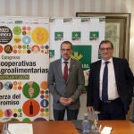 El presidente de Urcacyl, Fernando Antúnez; el director de Urcacyl, Jerónimo Lozano, y el director de Comunicación y Relaciones Institucionales en Caja Rural de Zamora, Narciso Prieto, presentan el VI Congreso de Cooperativas Agroalimentarias