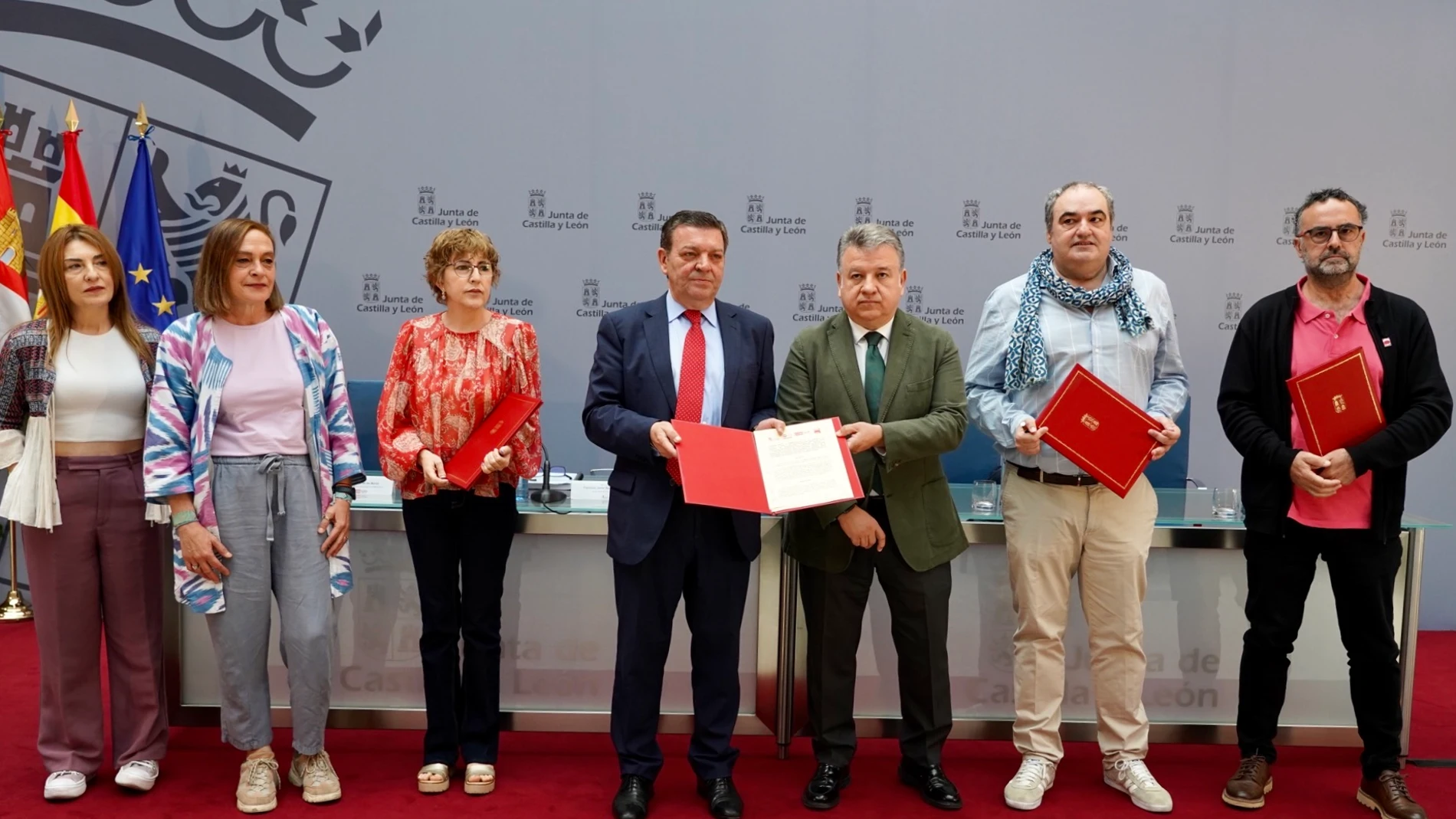 El consejero de la Presidencia, Luis Miguel González Gago, preside la firma del convenio colectivo del personal laboral