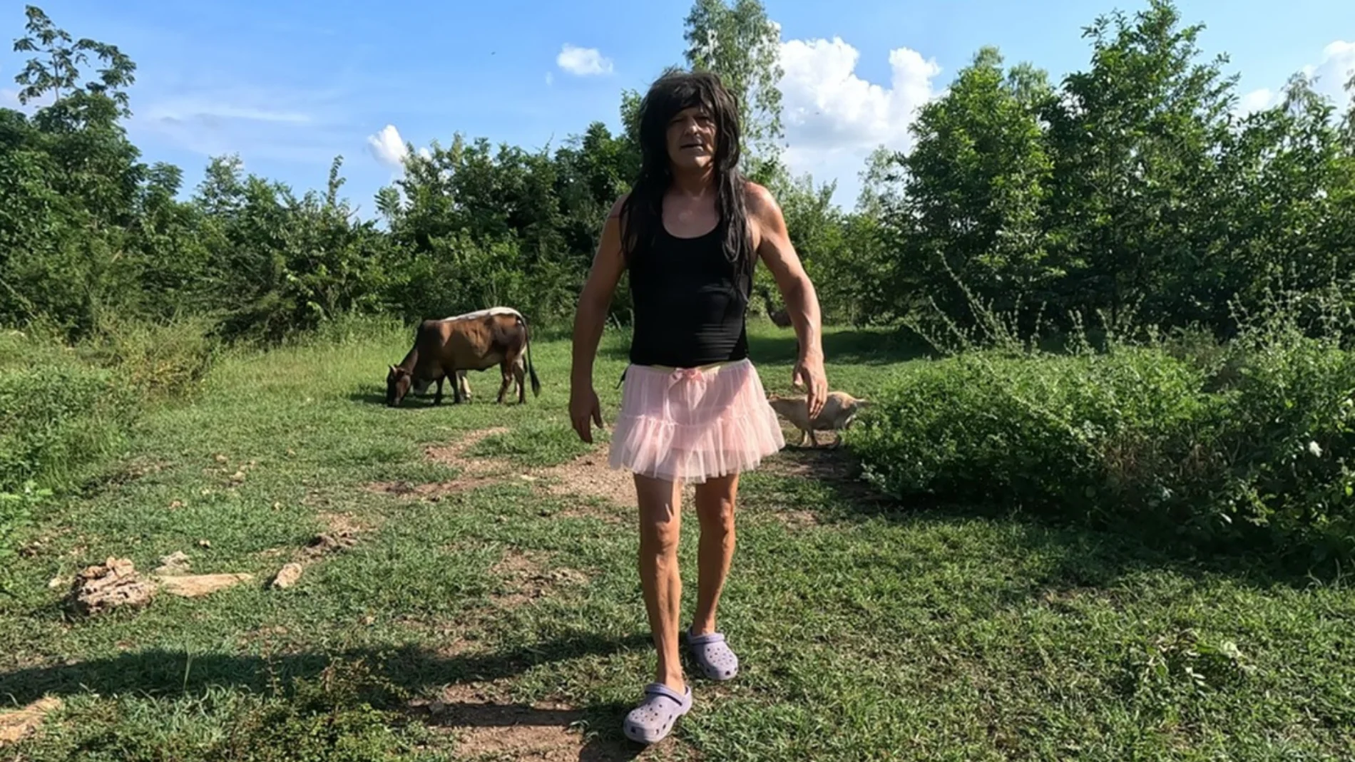 Frank Cuesta se viste de mujer para protestar contra el lenguaje inclusivo