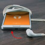 ¿Para qué sirve ese agujerito que hay en la parte inferior de tu smartphone?