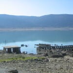 Cuando el embalse desciende se pueden ver los restos de los antiguos edificios del municipio