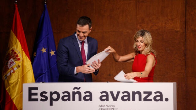 El presidente del Gobierno en funciones, Pedro Sánchez y la líder de Sumar y vicepresidenta segunda del Gobierno y ministra de Trabajo en funciones, Yolanda Díaz, firman un acuerdo para un Gobierno de coalición progresista, en un acto público en el Museo Reina Sofía