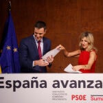 El presidente del Gobierno en funciones, Pedro Sánchez y la líder de Sumar y vicepresidenta segunda del Gobierno y ministra de Trabajo en funciones, Yolanda Díaz, firman un acuerdo para un Gobierno de coalición progresista, en un acto público en el Museo Reina Sofía