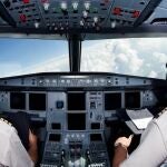 Un piloto fuera de servicio intenta estrellar un avión 