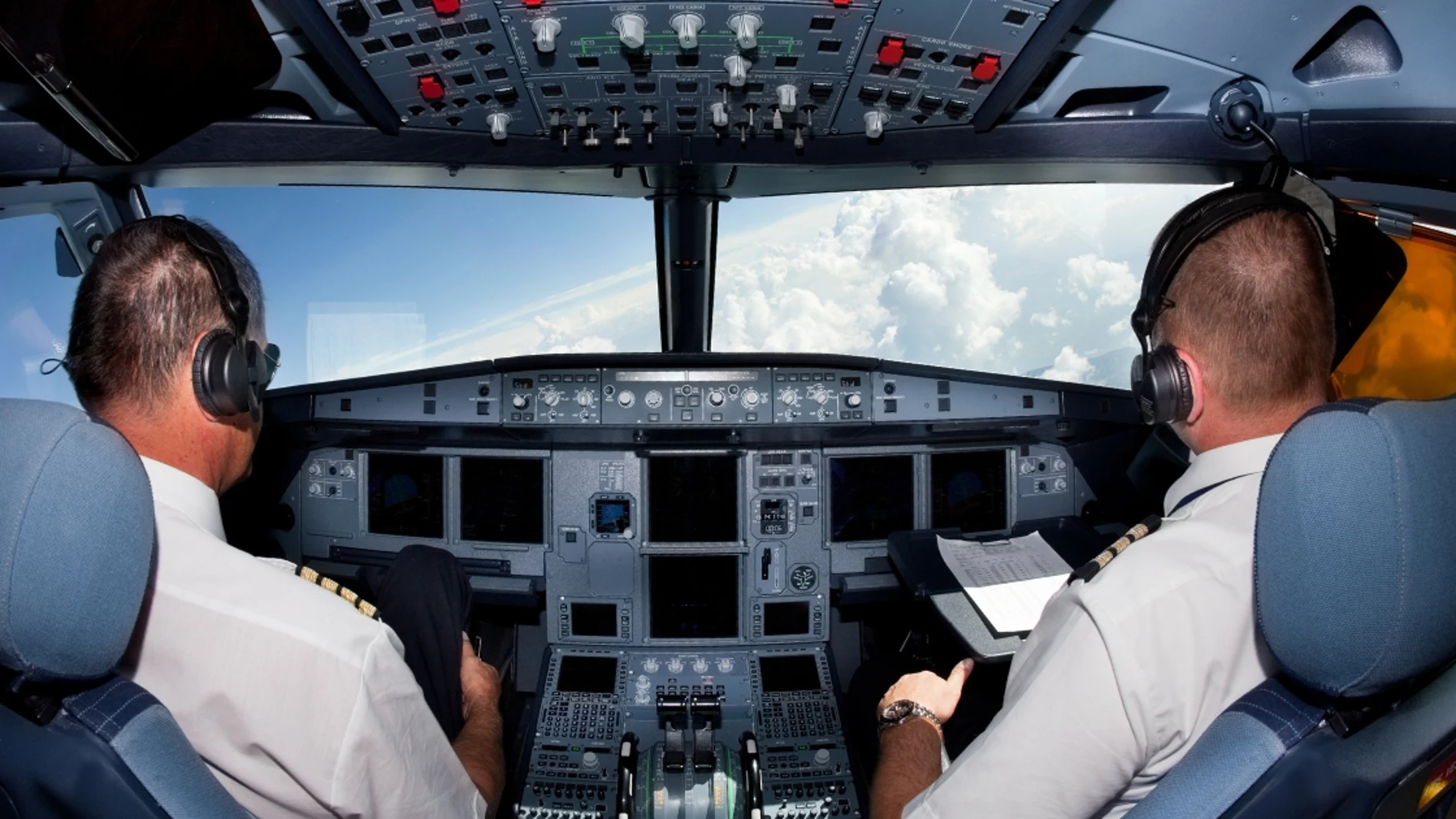 Un piloto fuera de servicio intenta estrellar un avión