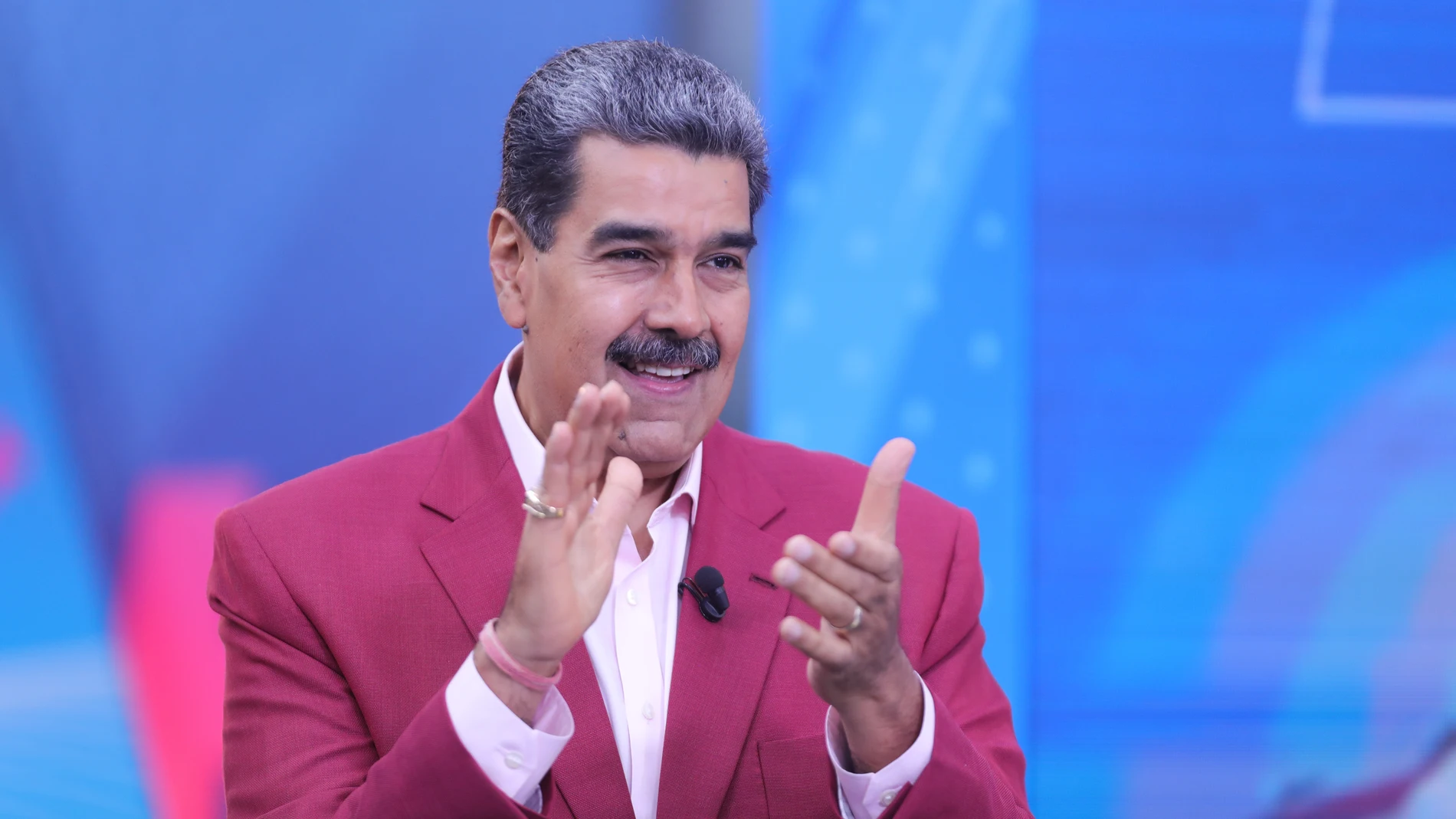 CARACAS (VENEZUELA) 23/10/2023 - Fotografía cedida por Prensa Miraflores donde se observa al presidente venezolano, Nicolás Maduro en su programa de televisión "Con Maduro +", hoy en Caracas (Venezuela). El presidente de Venezuela, Nicolás Maduro, acusó este lunes a la oposición venezolana de "vender un mega fraude al mundo" con las primarias opositoras celebradas ayer, y de generar con ellas "una jugada" para "perturbar" el país en el marco de las elecciones presidenciales previstas para 202...