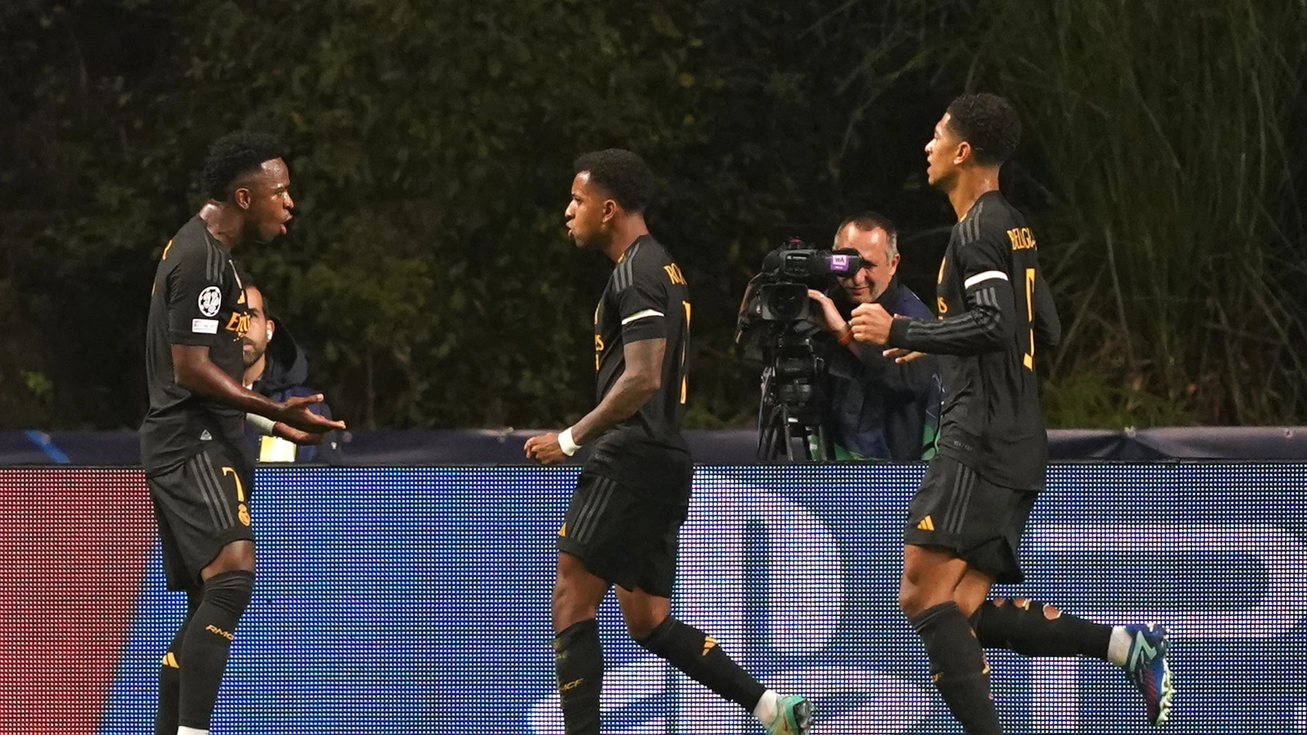 Braga (Portugal), 24/10/2023.- Real Madrid player Rodrygo (C) celebrates scoring the 0-1 goal with his teammates Vinicius Jr (L) and Jude Bellingham (R) during the UEFA Champions League group C soccer match between SC Braga and Real Madrid, in Braga, Portugal, 24 October 2023. (Liga de Campeones) EFE/EPA/HUGO DELGADO