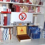 ZA01 ZAMORA 18/01/06 : Vista de un cartel con una prohibición de fumar en el interior de un estanco en la calle Polvorín de Zamora. La Ley de Consumo de Tabaco entró en vigor en España a partir del 1 de enero del presente año. EFE/Jesús de la Calle