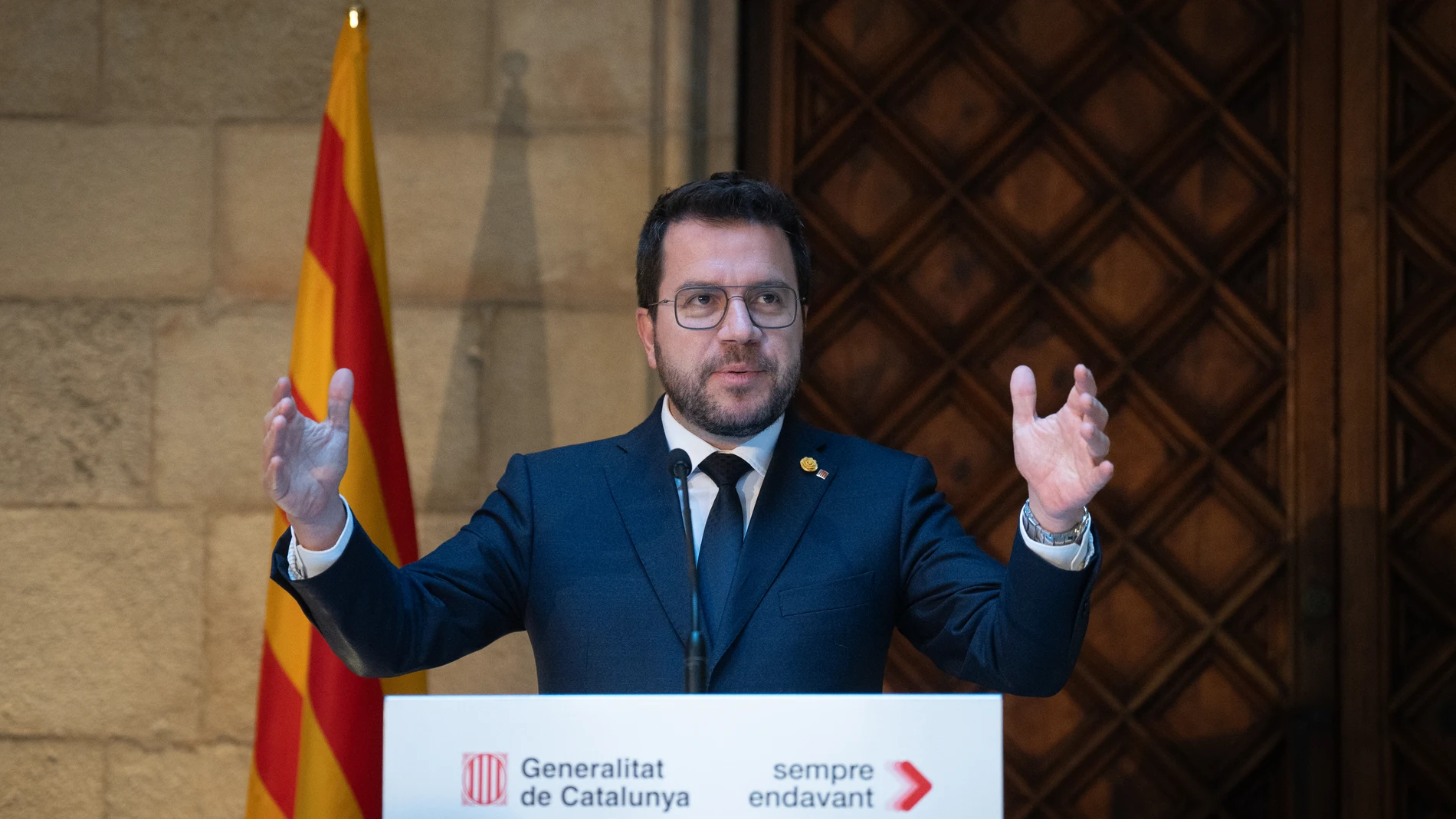 El presidente de la Generalitat, Pere Aragonès, ofrece una rueda de prensa tras una recepción, en el Patio de Cuarrajes del Palau de la Generalitat, a 24 de octubre de 2023, en Barcelona, Catalunya (España). Aragonès ha recibido a los delegados del Govern en el exterior, los directores de Acció y del Institut Ramon Llull para avanzar en la oficialidad del catalán en la Unión Europea. 24 OCTUBRE 2023;CATALUÑA;CATALUNYA; David Zorrakino / Europa Press 24/10/2023