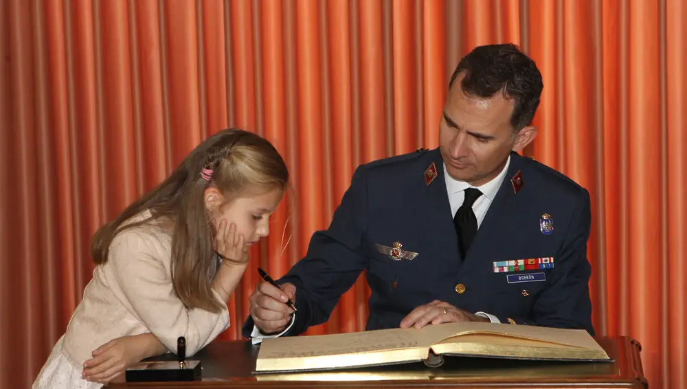 La princesa Leonor en la academia general del aire junto a su padre