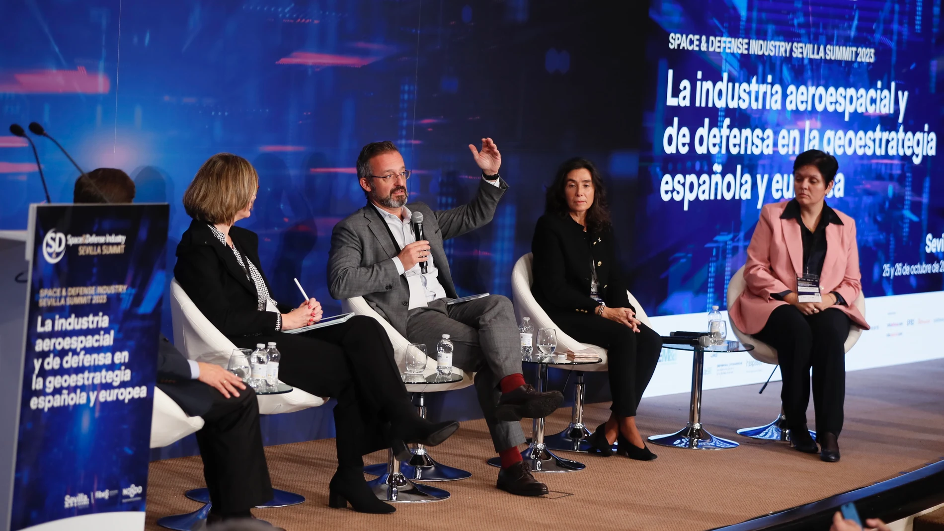 GRAFAND5946. SEVILLA, 25/10/2023.- La directora de Innovación (CTO), Escribano Mechanical & Engineering, Belén Feu; el director de Estrategia de Defensa, Indra, Pedro Fuster; la directora de Programas, Urovesa, Beatriz Arrivas, y la directora de Operaciones, GDELS-Santa Bárbara Sistemas, Beatriz Gómez; durante la mesa redonda "La importancia de una industria española como parte de la estrategia de defensa del país", en la inauguración de la IV edición del Space & Defense Industry Sevilla Summ...