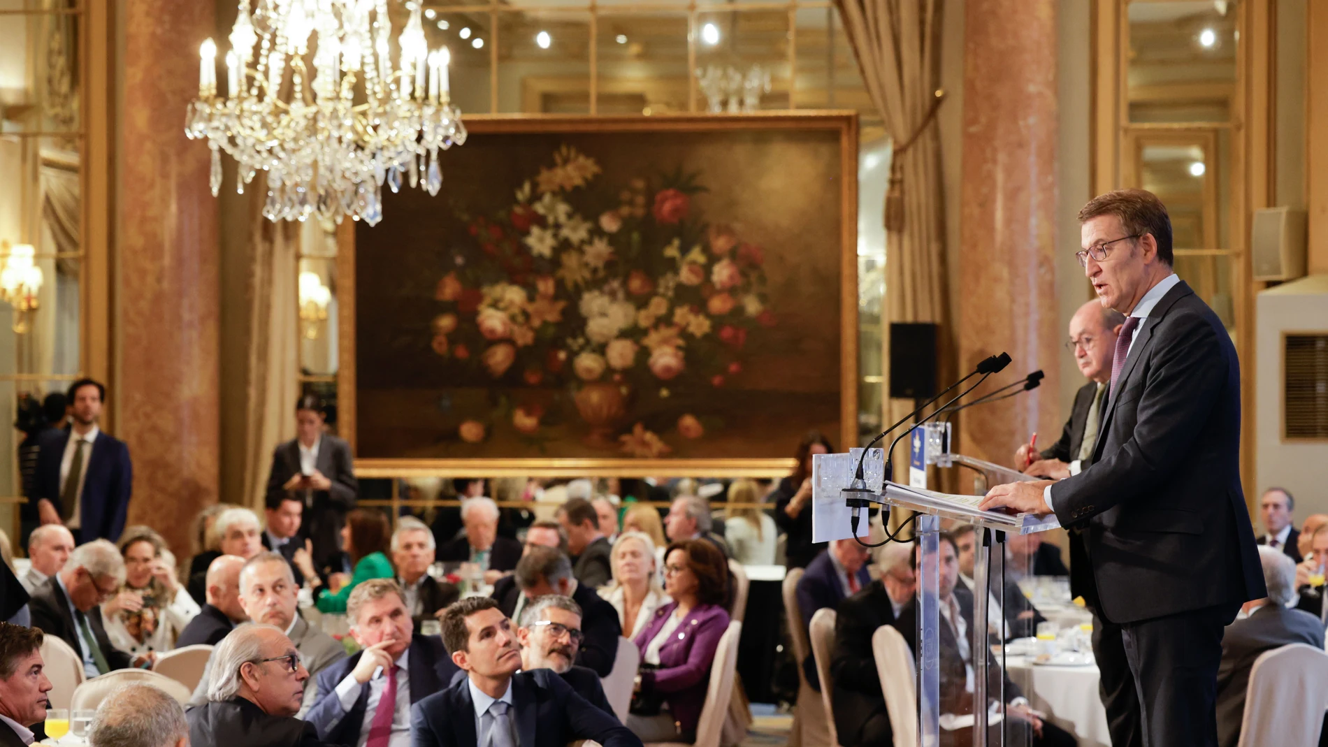 El presidente del PP, Alberto Núñez Feijóo, ofrece una conferencia en el Hotel Palace de Barcelona, a 25 de octubre de 2023, en Barcelona, Catalunya (España). Feijóo ha viajado hasta Barcelona para explicar el "modelo autonomista" del PP que atiende a la "sensibilidad territorial". El evento está organizado por Nueva Economía Fórum, bajo el mecenazgo del grupo de salud Asisa y la compañía de energía fotovoltaica y medioambiente Solaria. 25 OCTUBRE 2023;PP;FEIJOO;BARCELONA Kike Rincón / Euro...