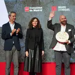 Ayuso con falda de piel.