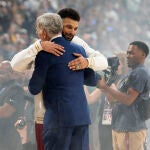 Jamal Murray abraza al propietario de los Nuggets ya con el anillo en su mano izquierda