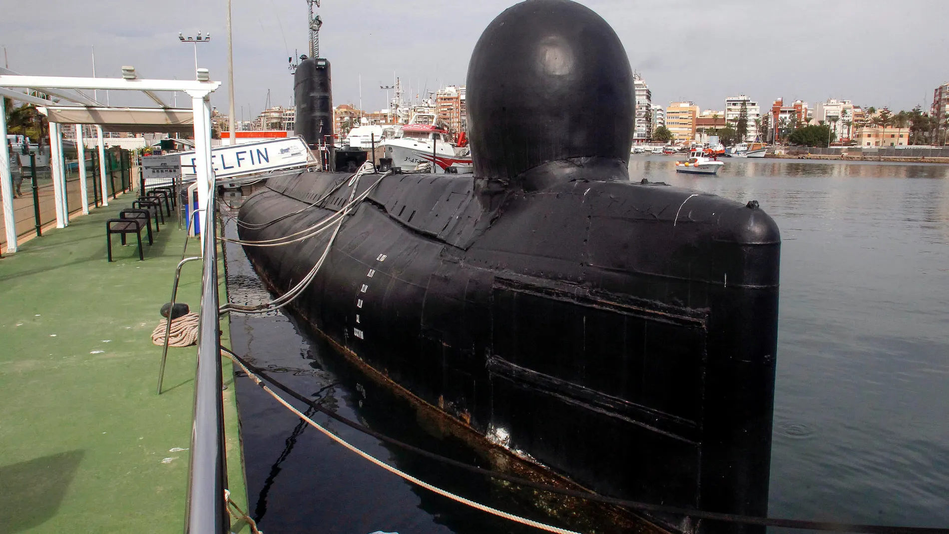 El submarino de la Armada española está amarrado en el puerto de Torreveieja.