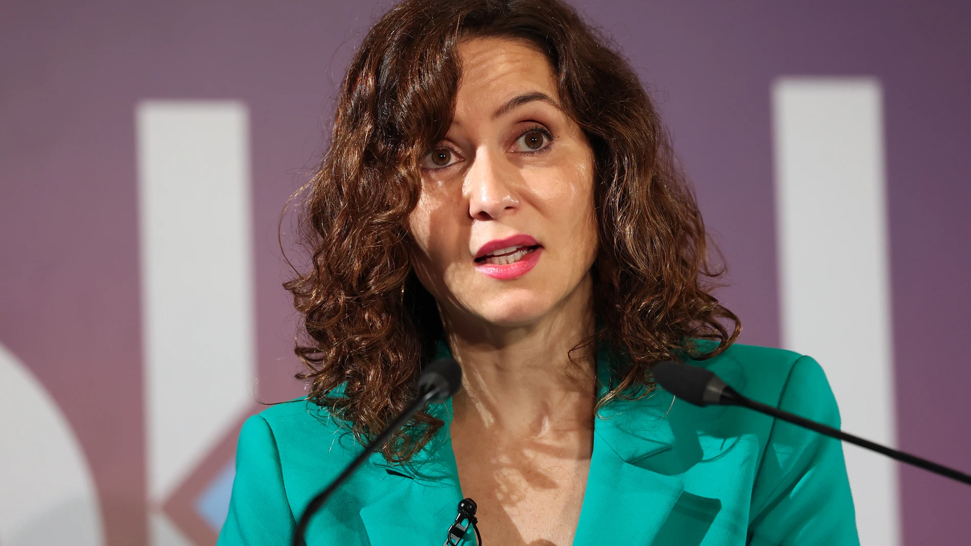 La presidenta de la Comunidad de Madrid, Isabel Díaz Ayuso, inaugura el II Foro Económico Oklíderes, en el hotel The Westin Palace, a 26 de octubre de 2023, en Madrid (España). El acto, organizado por Okdiario, se celebra los días 26 y 27 de octubre bajo el título ‘Los desafíos de la economía española en un entorno de incertidumbre global’. El foro reúne a autoridades, expertos y máximos representantes de las principales empresas españolas para abordar los retos económicos actuales. 26 OCTUB...