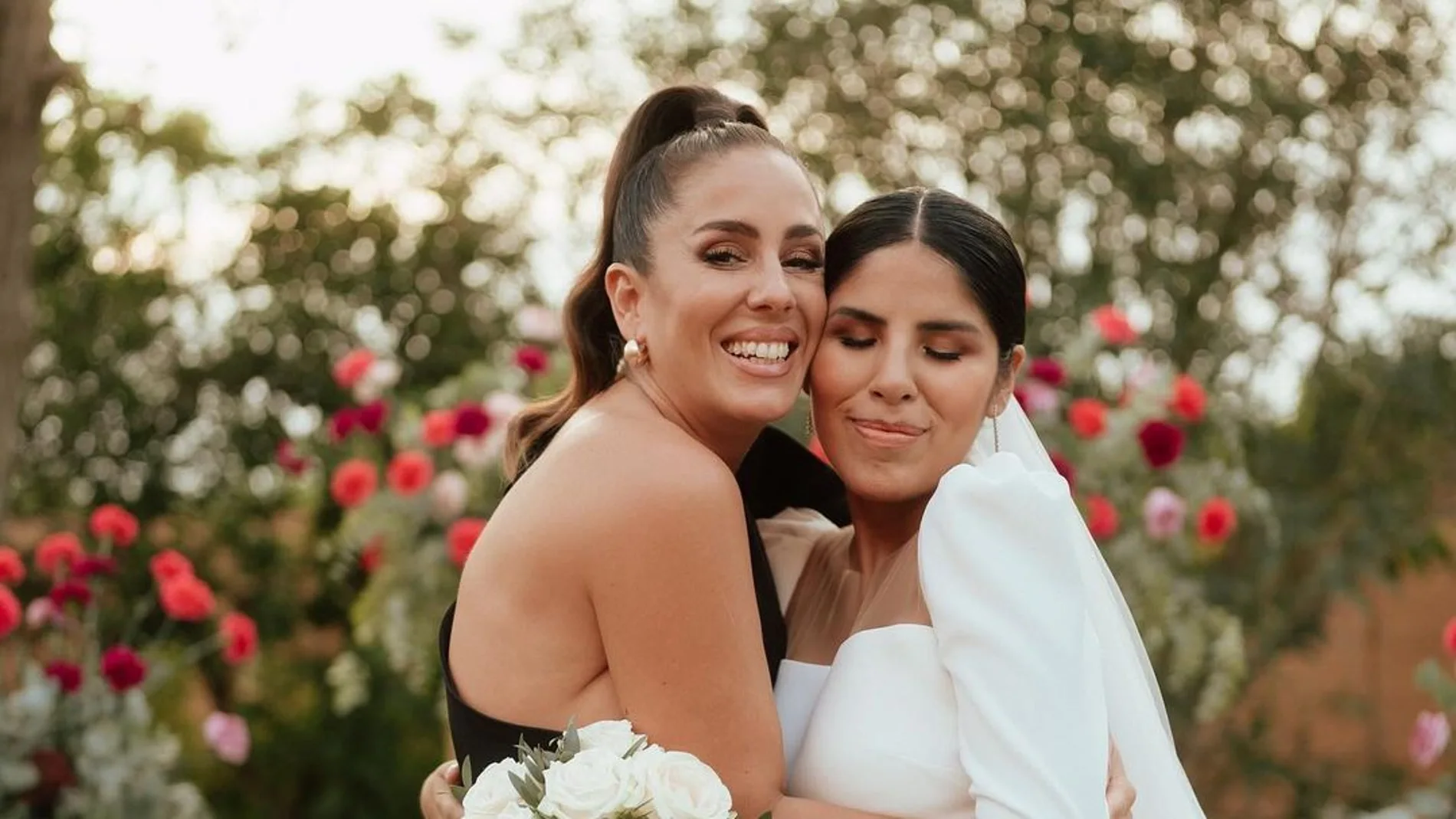 Isa Pantoja junto a su prima, Anabel Pantoja, en el día de su boda con Asraf Beno