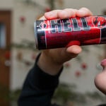 Adolescente bebiendo bebida energética