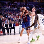 Hezonja intenta robar el balón a Willy Hernangómez