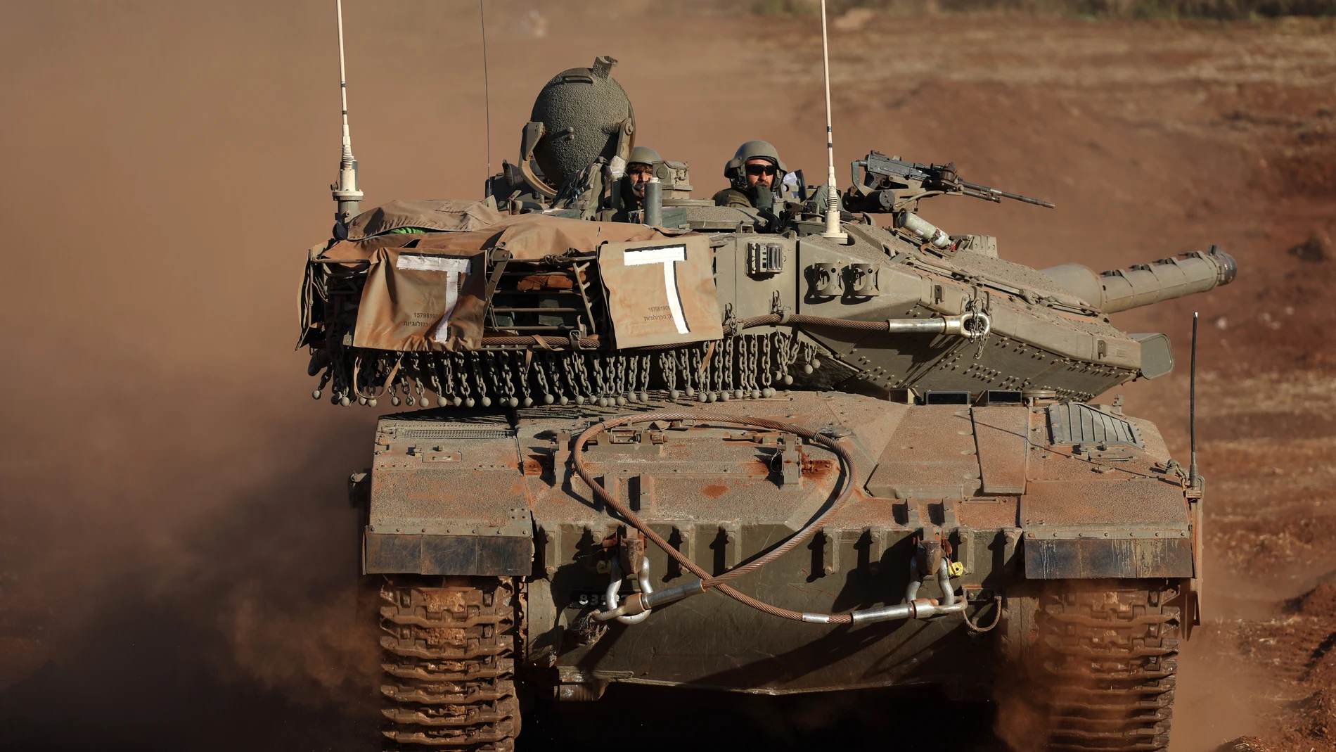 Undisclosed (Israel), 26/10/2023.- Israeli soldiers in their Merkava tank during maneuvers at an undisclosed location along the border with Lebanon, in Israel, 26 October 2023. Tensions remain high at the border between Israel and Lebanon after the Israeli-Palestinian conflict escalated following an unprecedented attack carried out by Hamas militants from Gaza into Israel on 07 October 2023. (Líbano) EFE/EPA/ATEF SAFADI