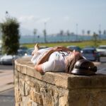 Un hombre echándose la siesta