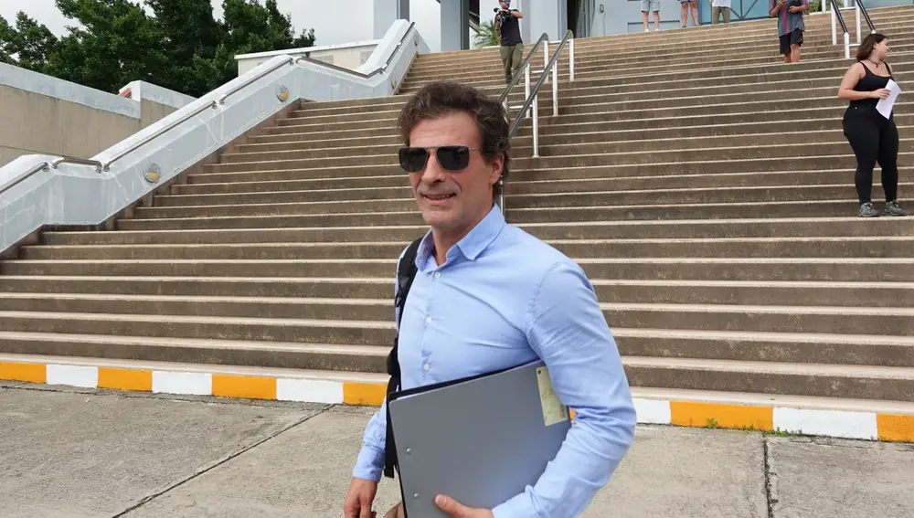 Rodolfo Sancho, actor español y padre del chef Daniel Sancho Bronchalo, acusado de asesinato premeditado, abandona el juicio de su hijo tras ser aplazado, este jueves en Koh Samui.