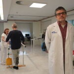 El doctor Buxo durante una sesión de rehabilitación de una paciente con daño cerebral adquirido