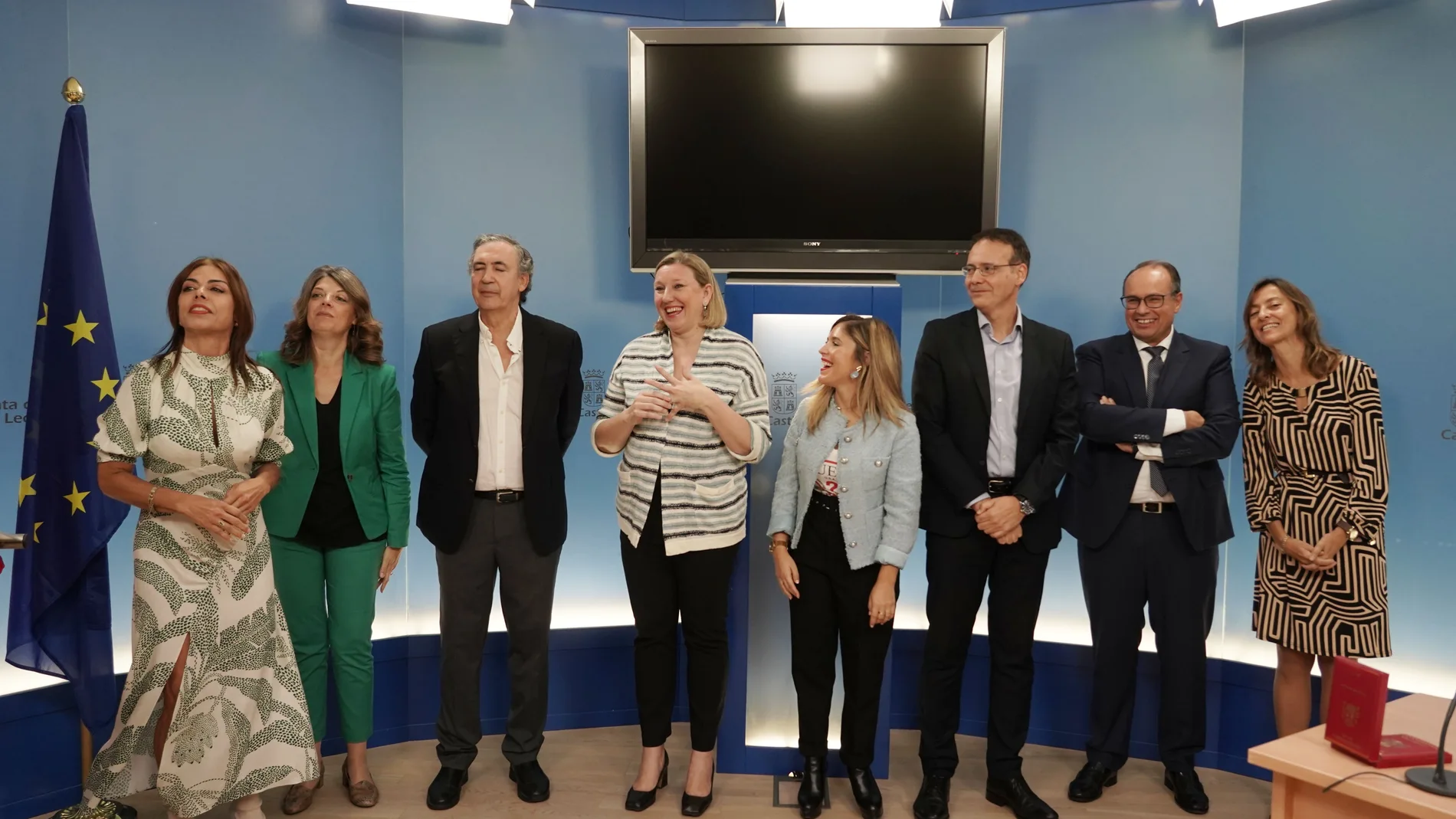 La consejera Isabel Blanco junto a Jesús Fuertes, que se jubila, y el resto de su equipo