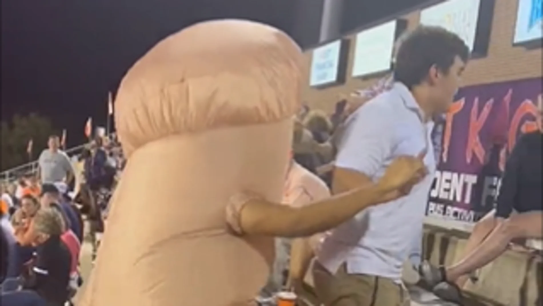 Expulsan a un aficionado del estadio por ir disfrazado de pene gigante