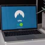 Si existe alguna respuesta esta llega primero al servidor VPN que la cifra y la envía al usuario. 