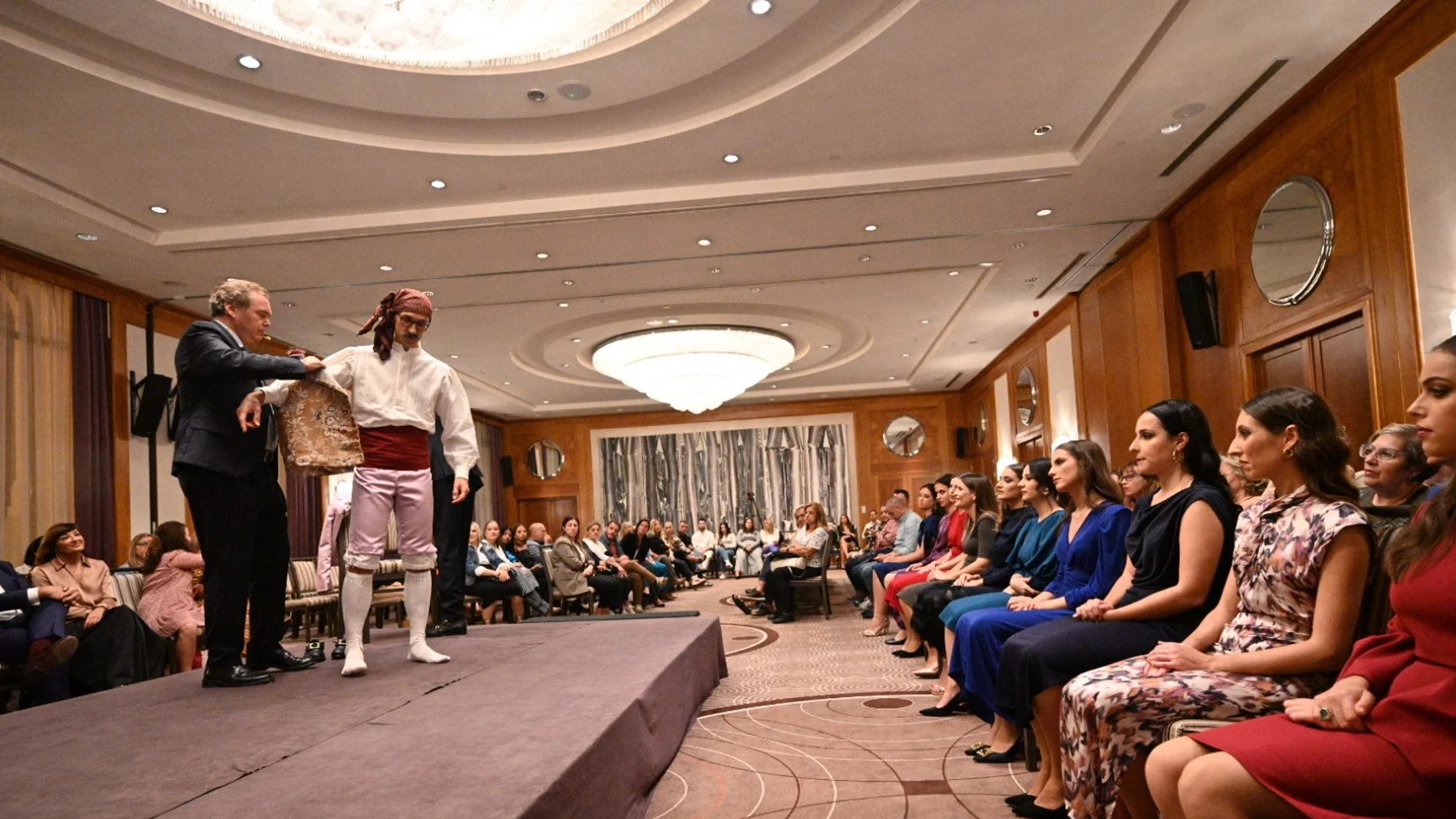 Imagen del taller celebrado ayer durante el desfile de indumentaria fallera