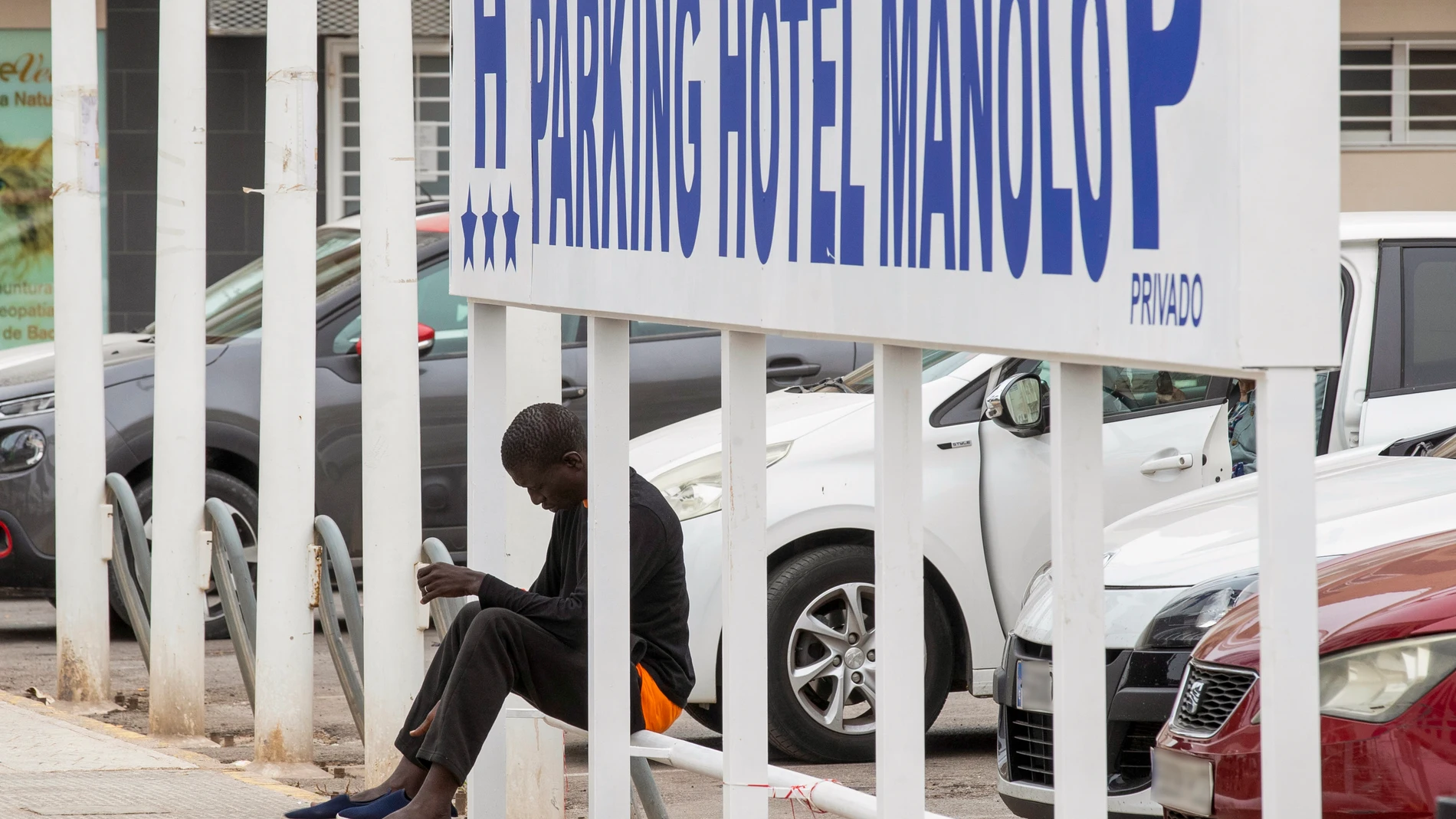 CARTAGENA, 27/10/2023.- Varios migrantes este viernes en la cafetería de un hotel de Cartagena, donde han sido trasladados desde la isla del Hierro, para garantizar una acogida digna ante el repunte migratorio en las Islas Canarias donde las llegadas de pateras están marcando cifras sin precedentes desde la crisis de los cayucos de 2006. EFE/Marcial Guillén
