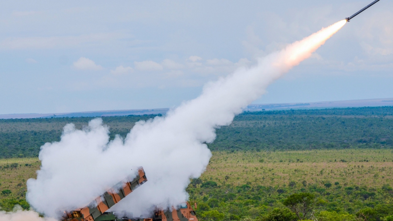 Así es el sistema lanzamisiles Astros, con un alcance superior a 300 kilómetros, con el que la brasileña Avibras quiere dotar al Ejército de Tierra