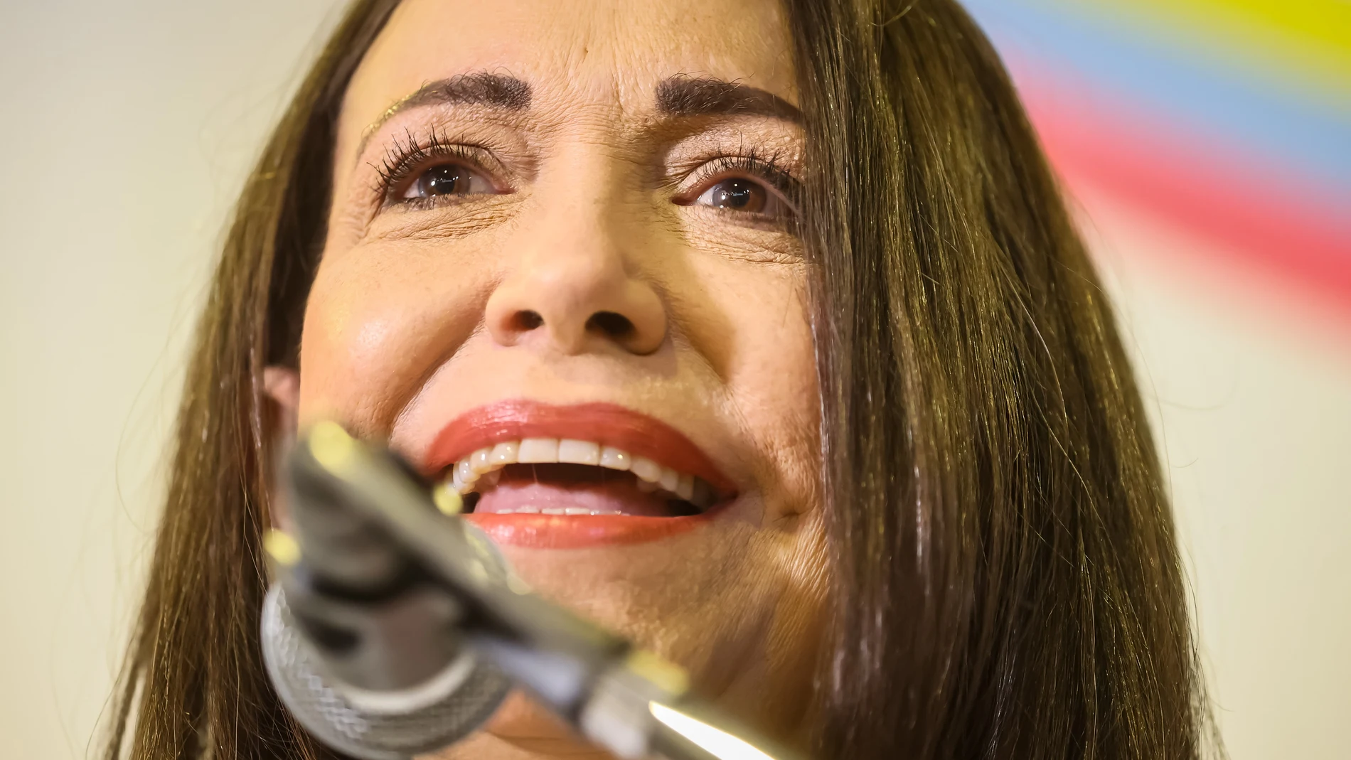 -FOTODELDÍA- AME837. CARACAS (VENEZUELA), 26/10/2023.- La candidata Maria Corina Machado habla después de recibir el documento, firmado por los Miembros de la Comisión Nacional de Primarias, que la proclama como ganadora de las elecciones internas de la oposición, hoy en Caracas (Venezuela). La exdiputada María Corina Machado, vencedora indiscutible de las elecciones primarias de Venezuela con 92 % de los votos, fue proclamada este jueves como la candidata de la oposición mayoritaria para las...