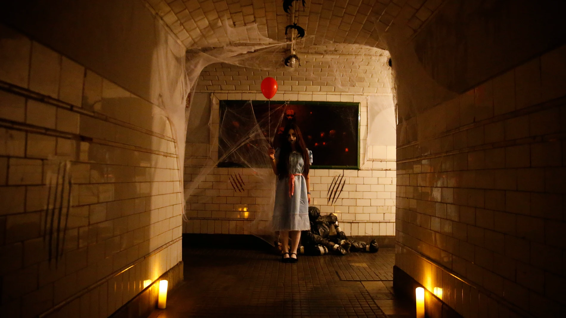 MADRID, 27/10/2023.-Vista de la estación de Metro de Chamberí, conocida como la Estación Fantasma, en la que la Comunidad de Madrid celebra la fiesta de Halloween recordando las leyendas más terroríficas. El suburbano abre este viernes a las visitas diarias guiadas y gratuitas que tendrán lugar del 27 al 31 de octubre, para disfrutar de este espacio histórico tan singular, ambientado para la ocasión.EFE/ Gema García