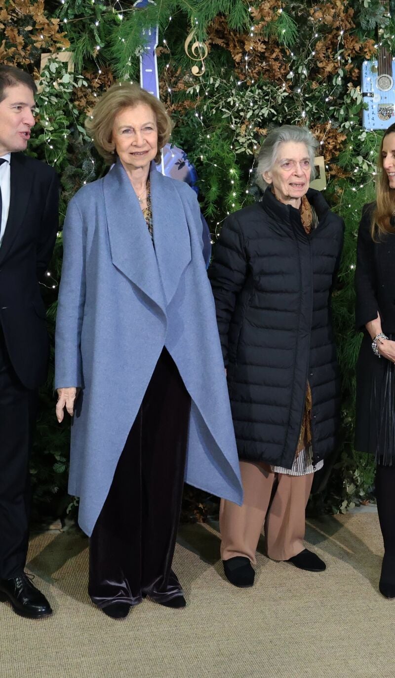 La Reina Sofía, presidenta de honor del Comité Protector de ‘La Música del Reciclajeí, acompañada por su hermana, Irene de Grecia, asisten al concierto navideño que la orquesta organiza en Cine Capitol de la Gran Vía de Madrid