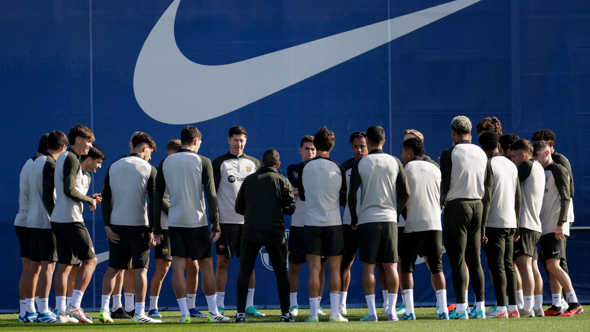 GRAFCAT5752. BARCELONA, 27/10/2023.- Los jugadores FC Barcelona durante el entrenamiento que el equipo azulgrana ha realizado este viernes en la ciudad deportiva Joan Gamper para preparar el clásico de LaLiga que mañana disputará ante el Real Madrid en el estadio olímpico Lluis Companys. EFE/Quique García
