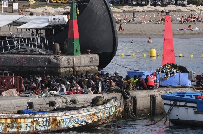 Salvamento Marítimo ha rescatado este lunes dos cayucos con 158 inmigrantes de origen subsahariano bordo, entre ellos 18 menores y siete mujeres, que han recibido las primeras asistencias en el puerto de Los Cristianos. 