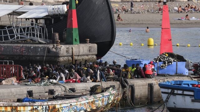 Salvamento Marítimo ha rescatado este lunes dos cayucos con 158 inmigrantes de origen subsahariano bordo, entre ellos 18 menores y siete mujeres, que han recibido las primeras asistencias en el puerto de Los Cristianos. 