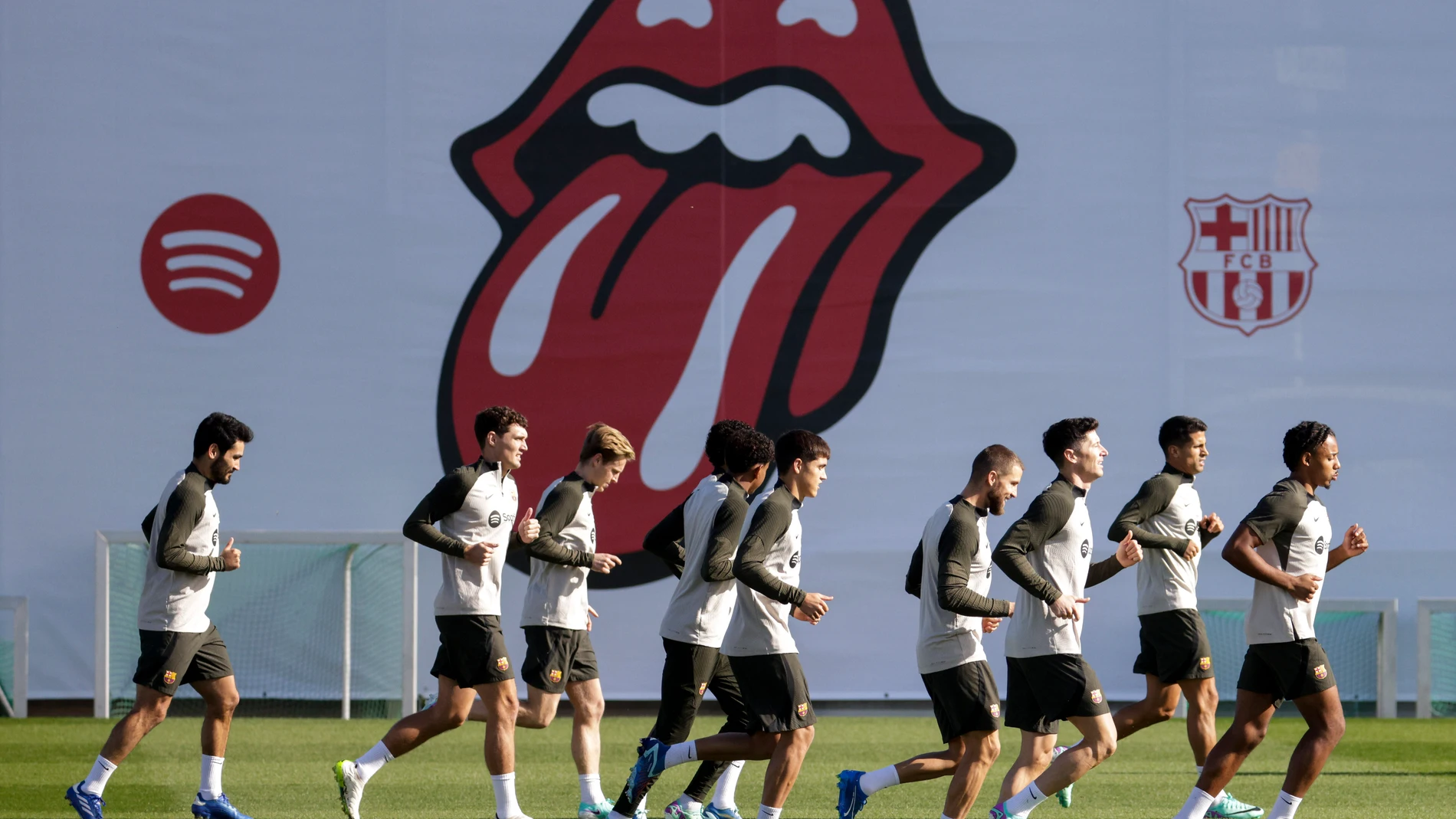 GRAFCAT5742. BARCELONA, 27/10/2023.- Los jugadores FC Barcelona durante el entrenamiento que el equipo azulgrana ha realizado este viernes en la ciudad deportiva Joan Gamper para preparar el clásico de LaLiga que mañana disputará ante el Real Madrid en el estadio olímpico Lluis Companys. EFE/Quique García