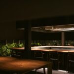El restaurante está diseñado con la cocina, a modo de isla, en el centro. 