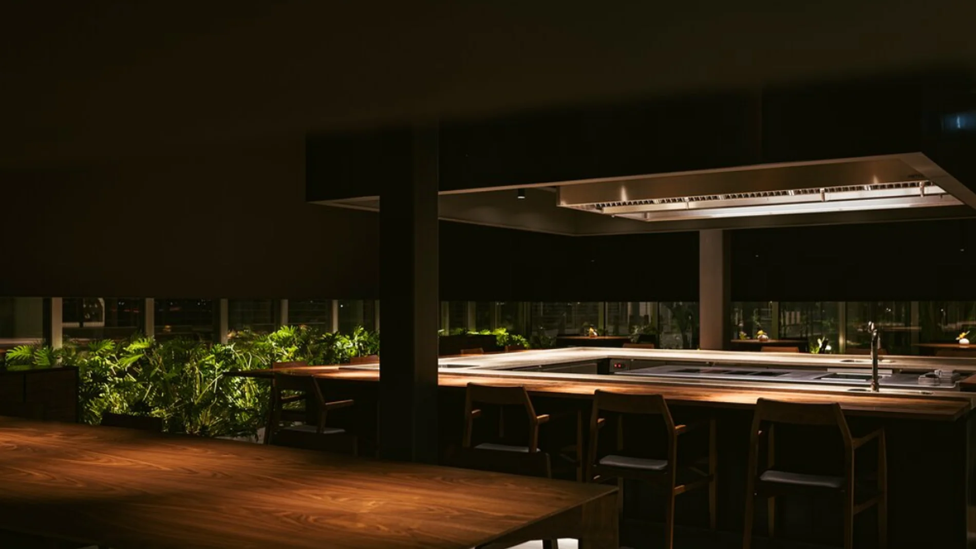 El restaurante está diseñado con la cocina, a modo de isla, en el centro.