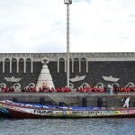 Decenas de migrantes, tras su llegada en un cayuco, a 26 de octubre de 2023, en El Hierro, Santa Cruz de Tenerife, Tenerife, Canarias (España)