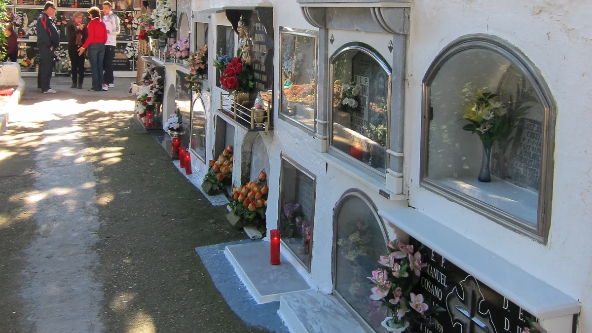 Dos detenidos por robar 120 ornamentos en el cementerio de Almodóvar del Río