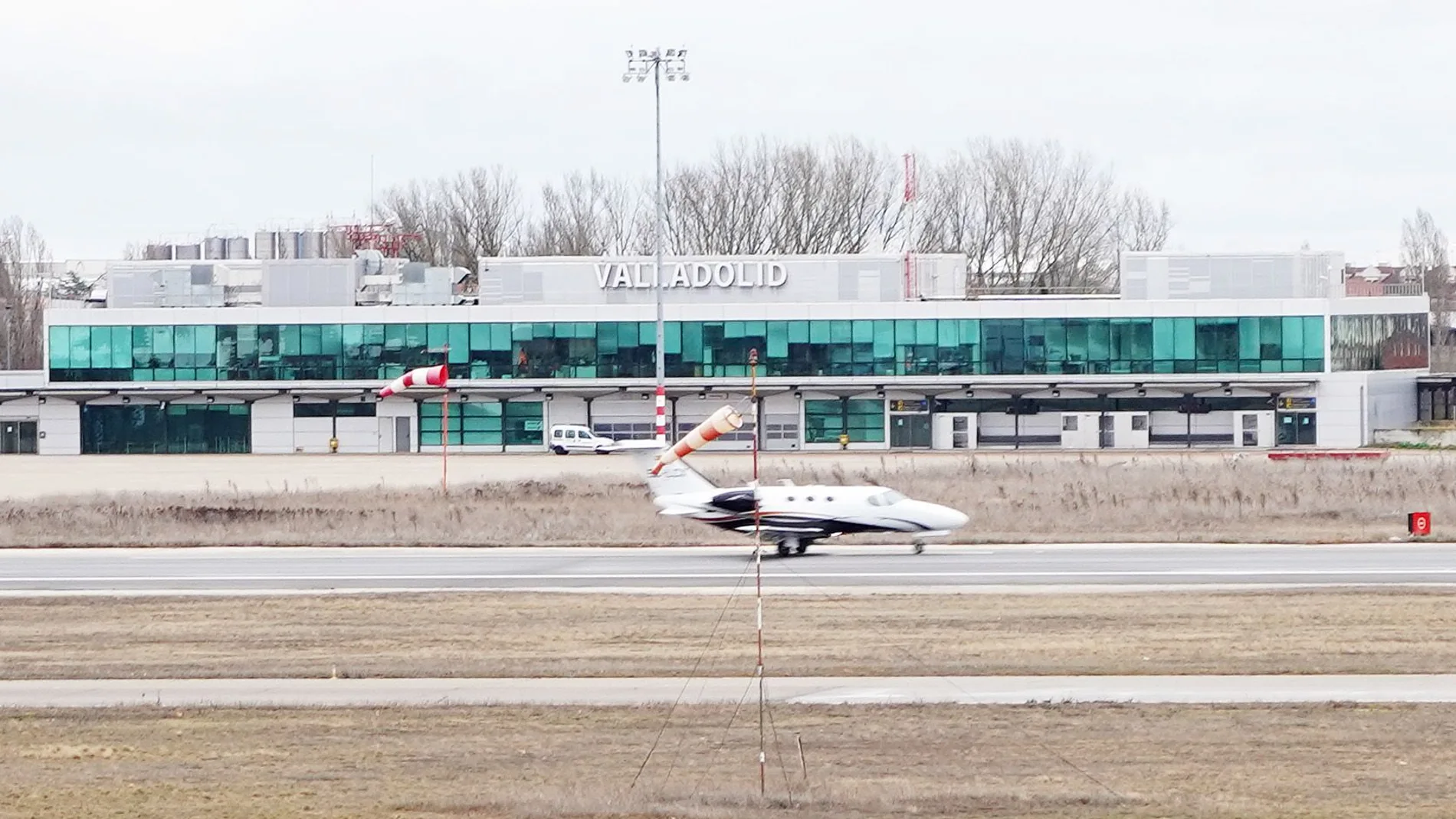 Un avión aterriza en el aeropuerto de Villanubla, en Valladolid