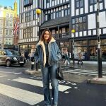 Vicky Martín Berrocal con una cazadora denim de Mango.