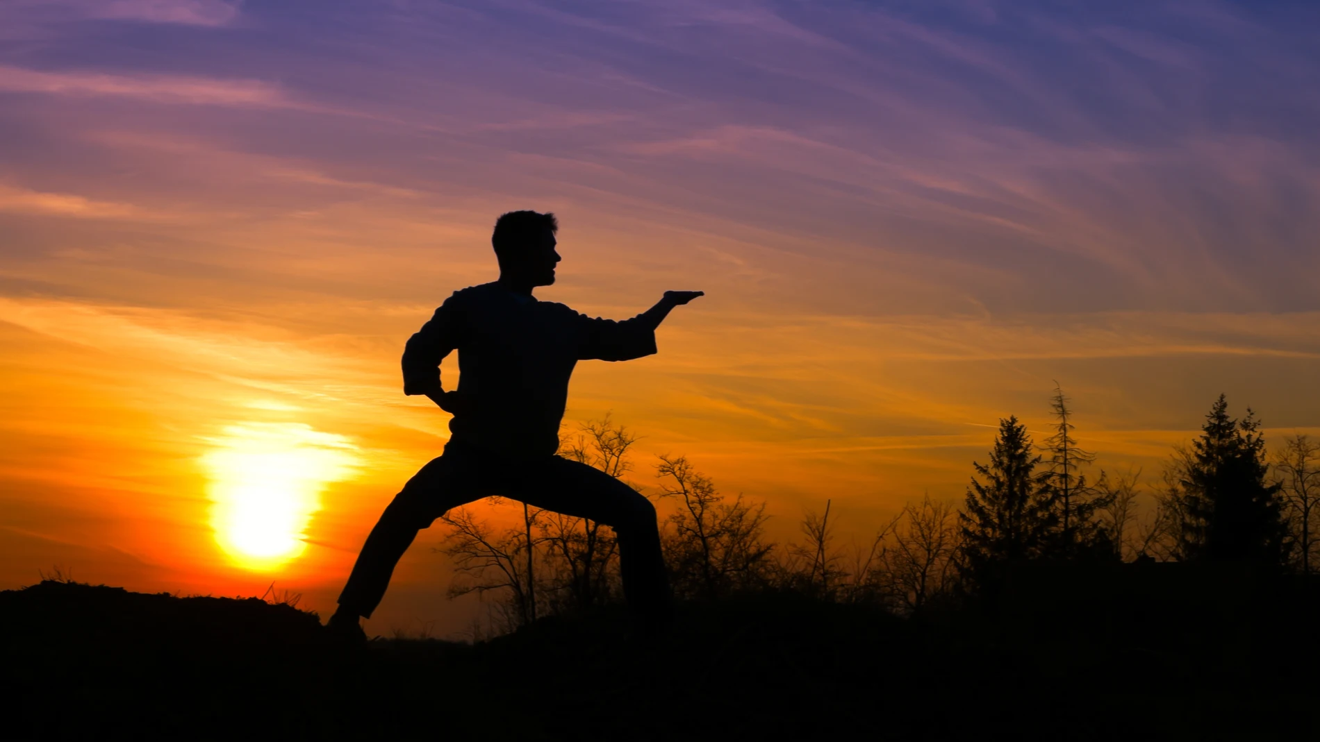Hombre practicando Tai Chi